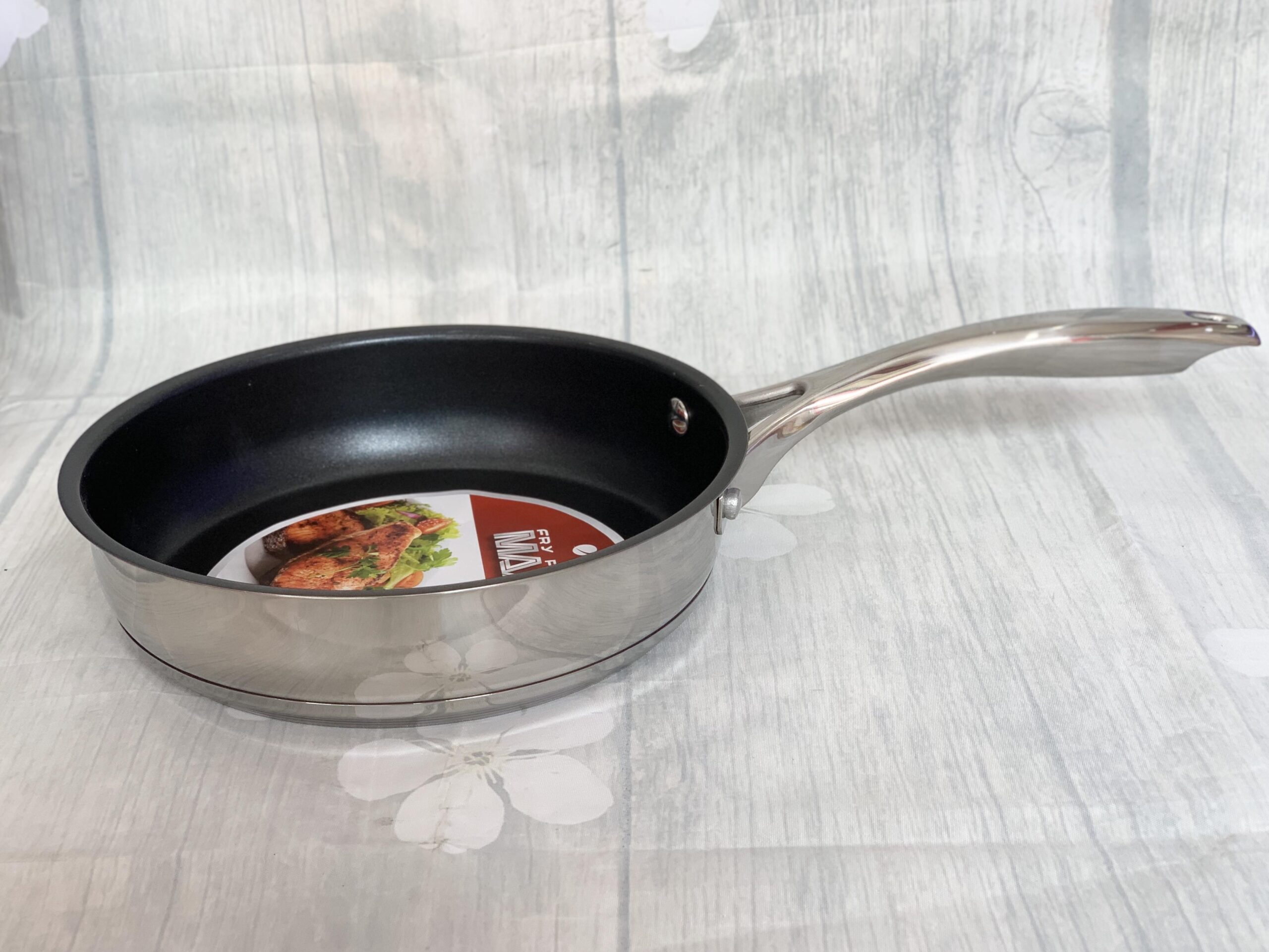 Nên mua chảo chống dính thường hay chảo đá