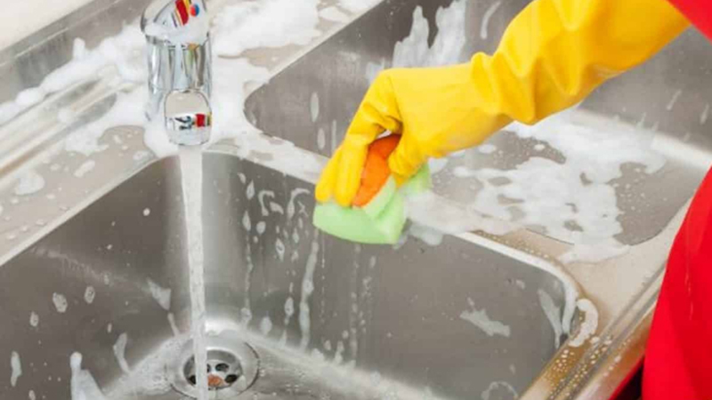 Cách vệ sinh khử mùi chậu rửa chén