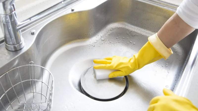 Cách vệ sinh khử mùi chậu rửa chén
