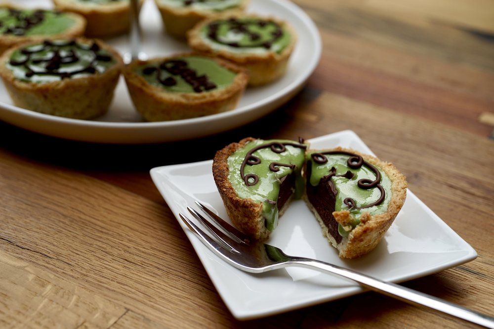 Bước 7: Phần kem phủ: Bạn trộn đường bột, phẩm màu và nước. Dùng thìa khuấy đến khi thu được một hỗn hợp đặc.  Sau đó đổ phần kem phủ lên những chiếc bánh đã để nguội trong tủ lạnh lúc trước. Và cuối cùn là để bánh ở nhiệt độ phòng 1 giờ cho kem phủ cứng lại.