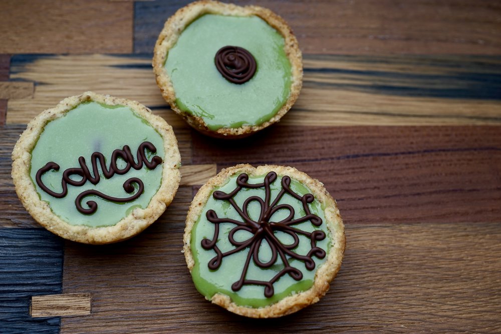 Bước 7: Phần kem phủ: Bạn trộn đường bột, phẩm màu và nước. Dùng thìa khuấy đến khi thu được một hỗn hợp đặc.  Sau đó đổ phần kem phủ lên những chiếc bánh đã để nguội trong tủ lạnh lúc trước. Và cuối cùn là để bánh ở nhiệt độ phòng 1 giờ cho kem phủ cứng lại.