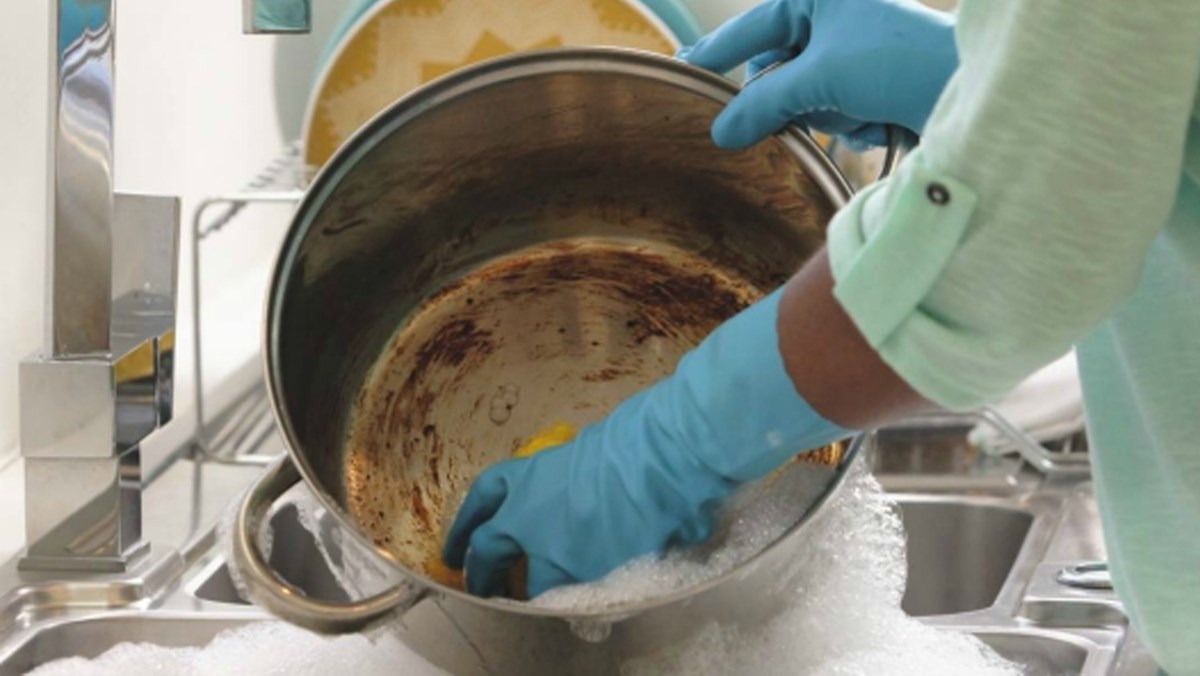 Bí quyết tẩy sạch nồi nấu bếp gas đen xì