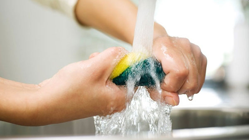 Cách sử dụng miếng rửa chén đúng chuẩn và an toàn