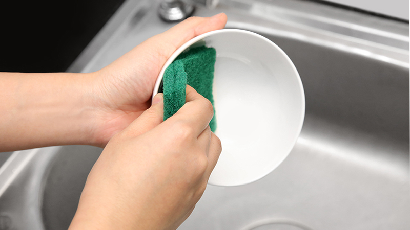 Cách sử dụng miếng rửa chén đúng chuẩn và an toàn