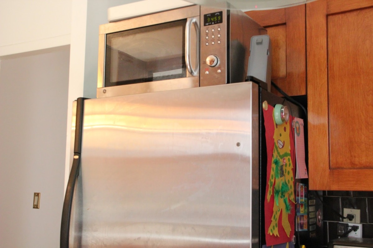 Có nên đặt lò vi sóng trên tủ lạnh hay không