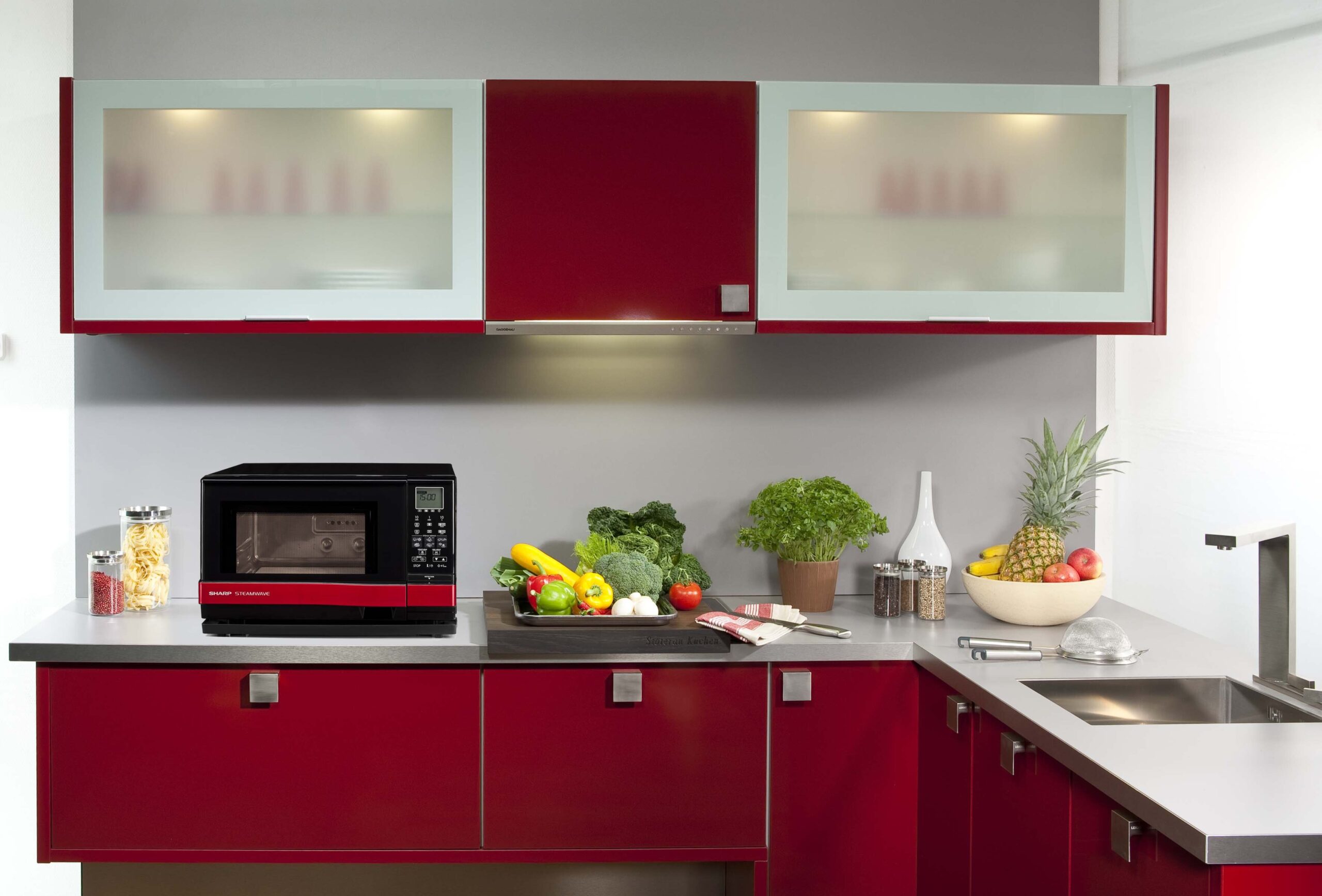 Có nên đặt lò vi sóng trên tủ lạnh hay không