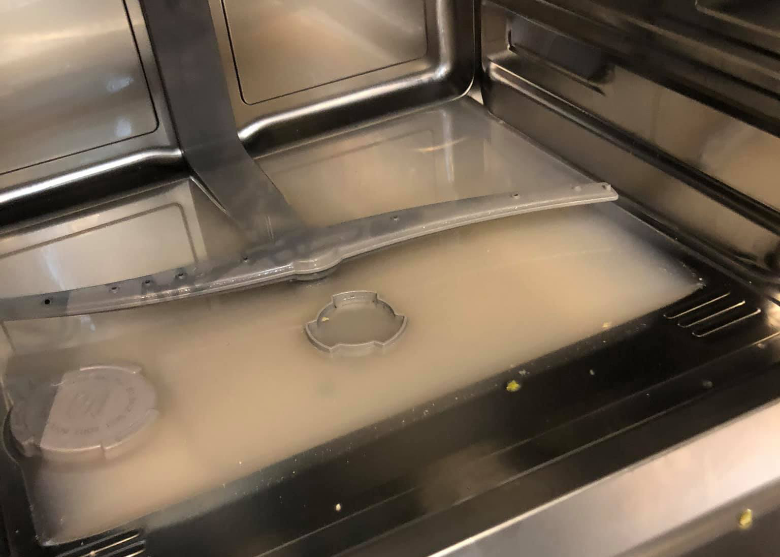 Nguyên nhân khiến máy rửa chén có mùi hôi và rửa không sạch