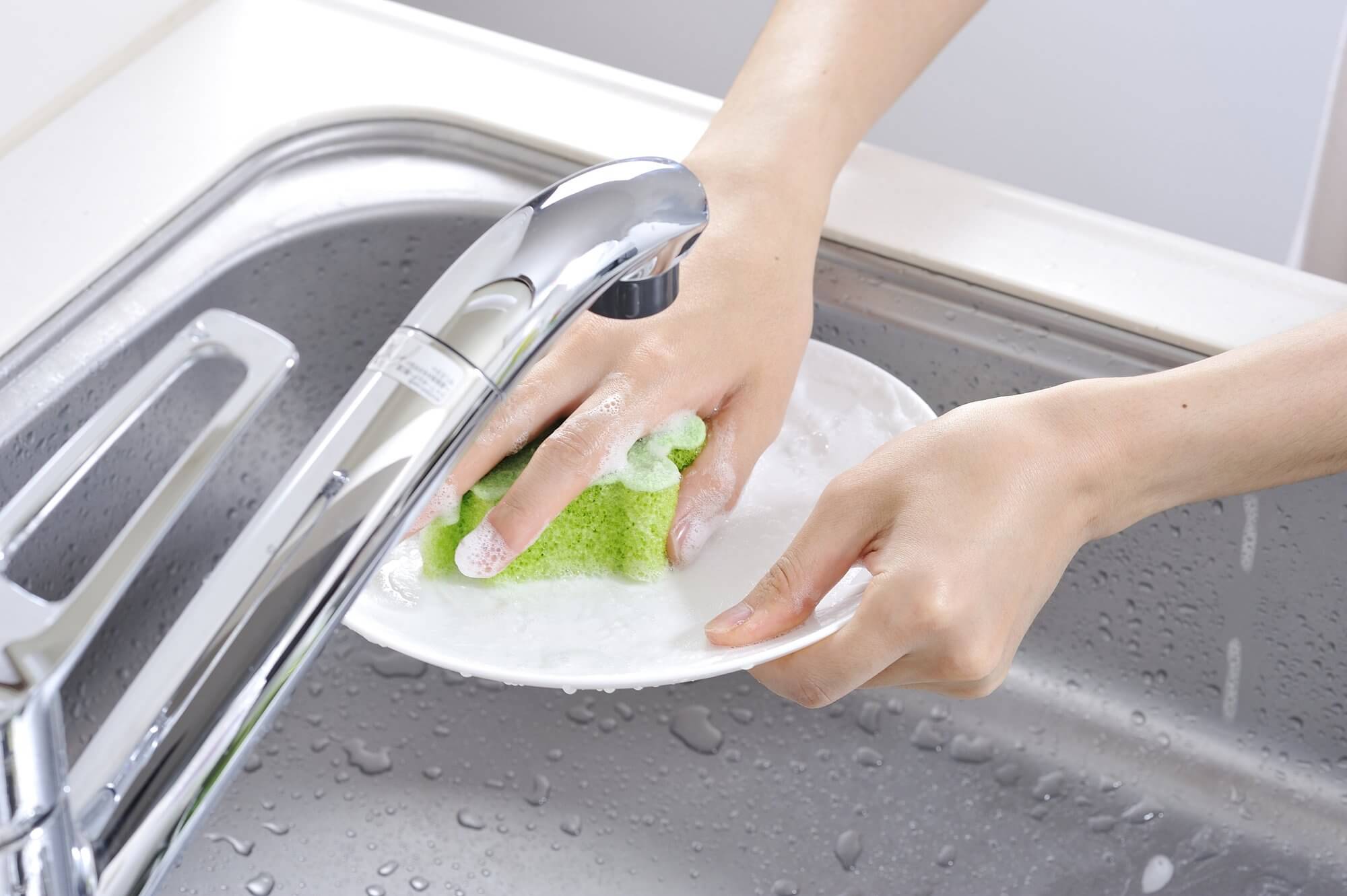 Nguyên nhân và cách khắc phục vòi rửa bát chảy yếu