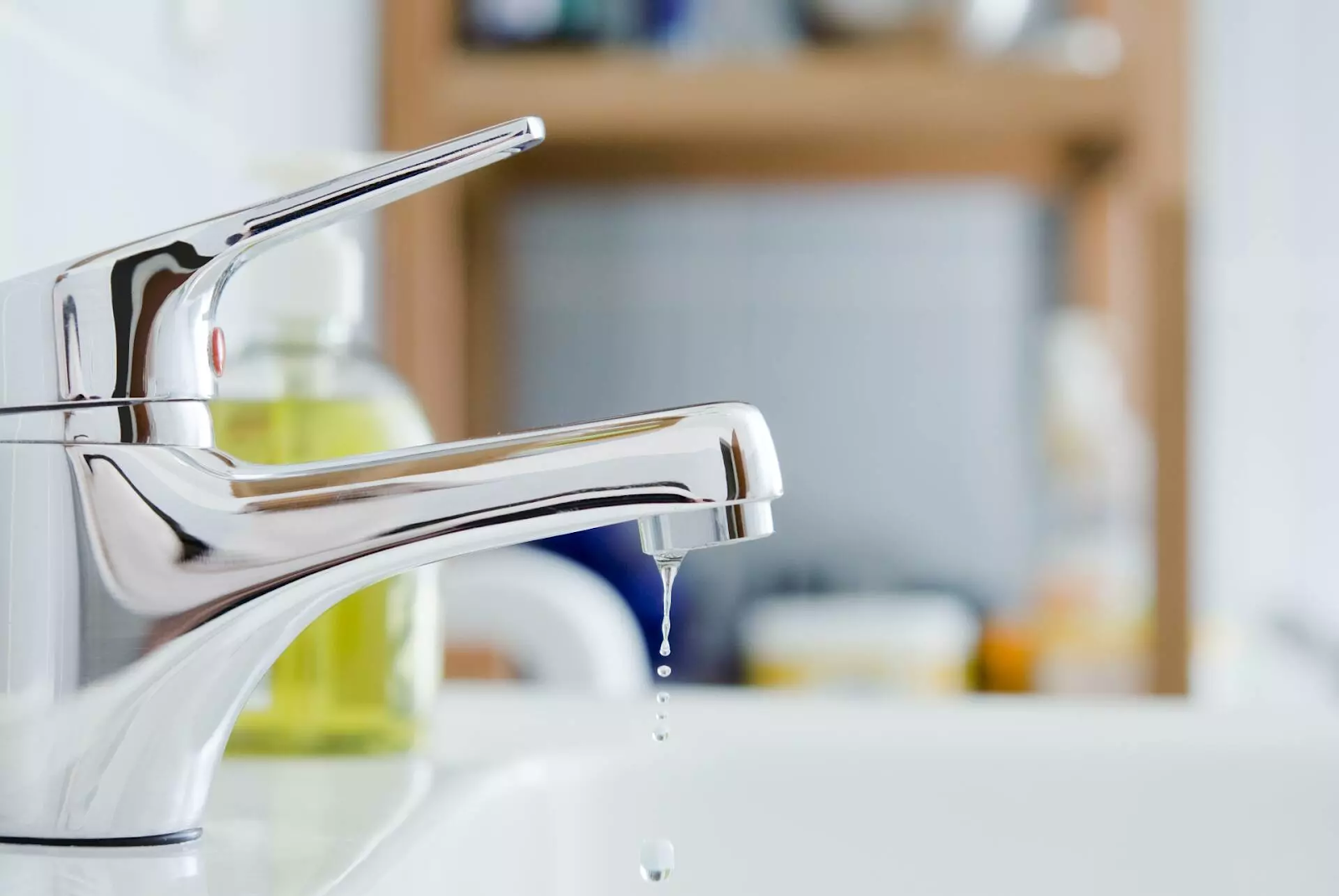 Nguyên nhân và cách khắc phục vòi rửa bát chảy yếu