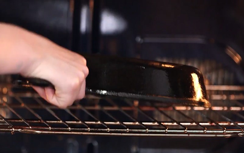 Tại sao cần phải tôi chảo mới và cách tôi chảo mới