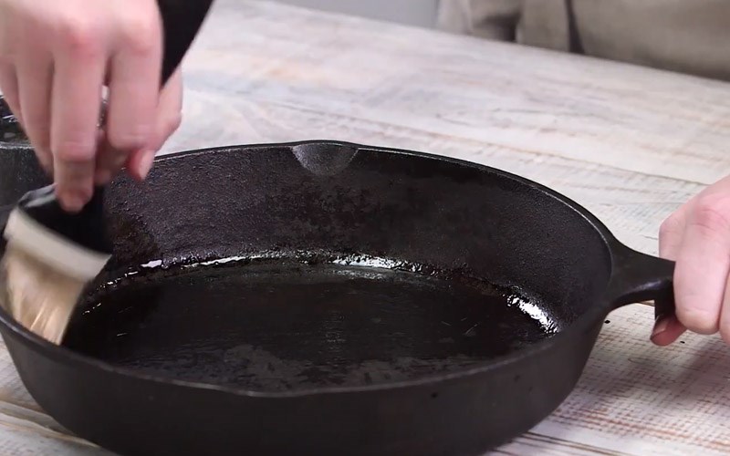 Tại sao cần phải tôi chảo mới và cách tôi chảo mới