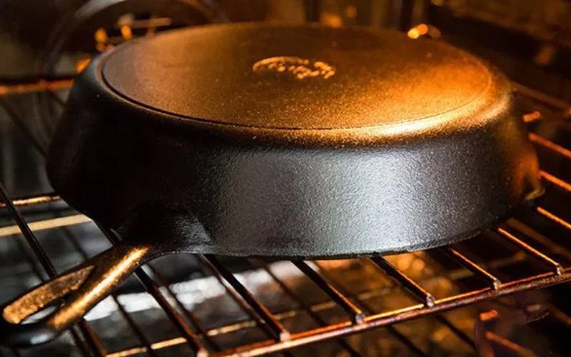 Tại sao cần phải tôi chảo mới và cách tôi chảo mới