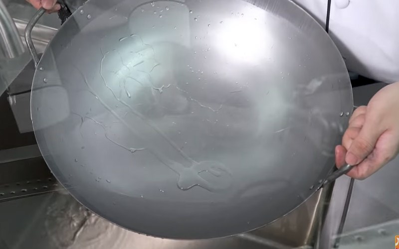 Tại sao cần phải tôi chảo mới và cách tôi chảo mới