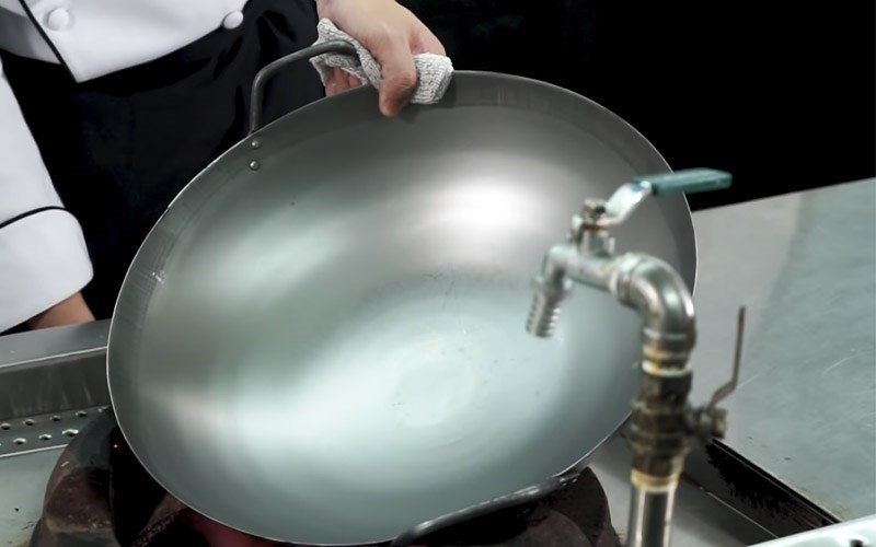 Tại sao cần phải tôi chảo mới và cách tôi chảo mới