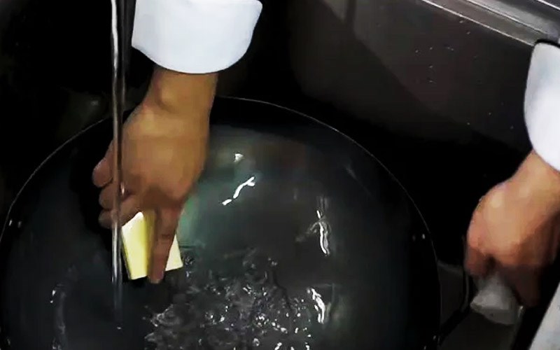 Tại sao cần phải tôi chảo mới và cách tôi chảo mới