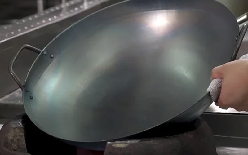 Tại sao cần phải tôi chảo mới và cách tôi chảo mới