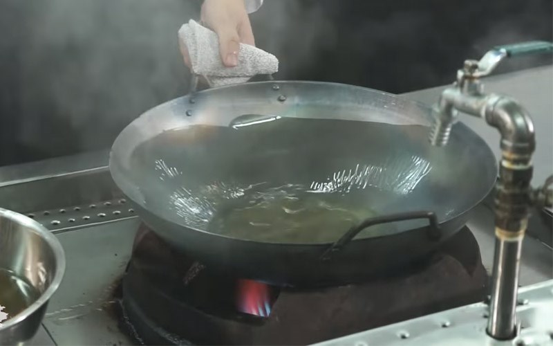 Tại sao cần phải tôi chảo mới và cách tôi chảo mới