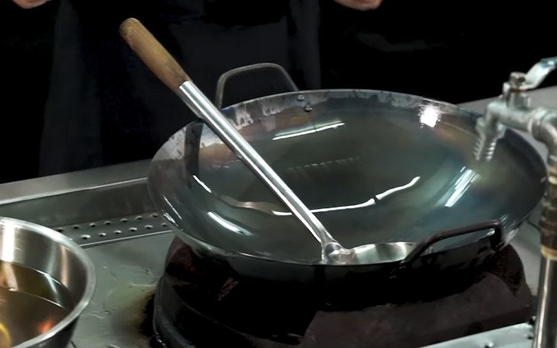 Tại sao cần phải tôi chảo mới và cách tôi chảo mới