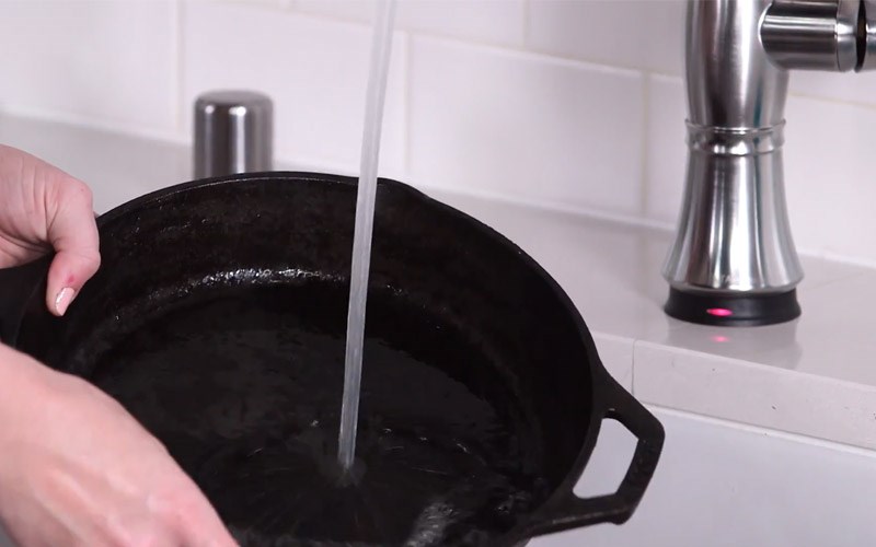 Tại sao cần phải tôi chảo mới và cách tôi chảo mới