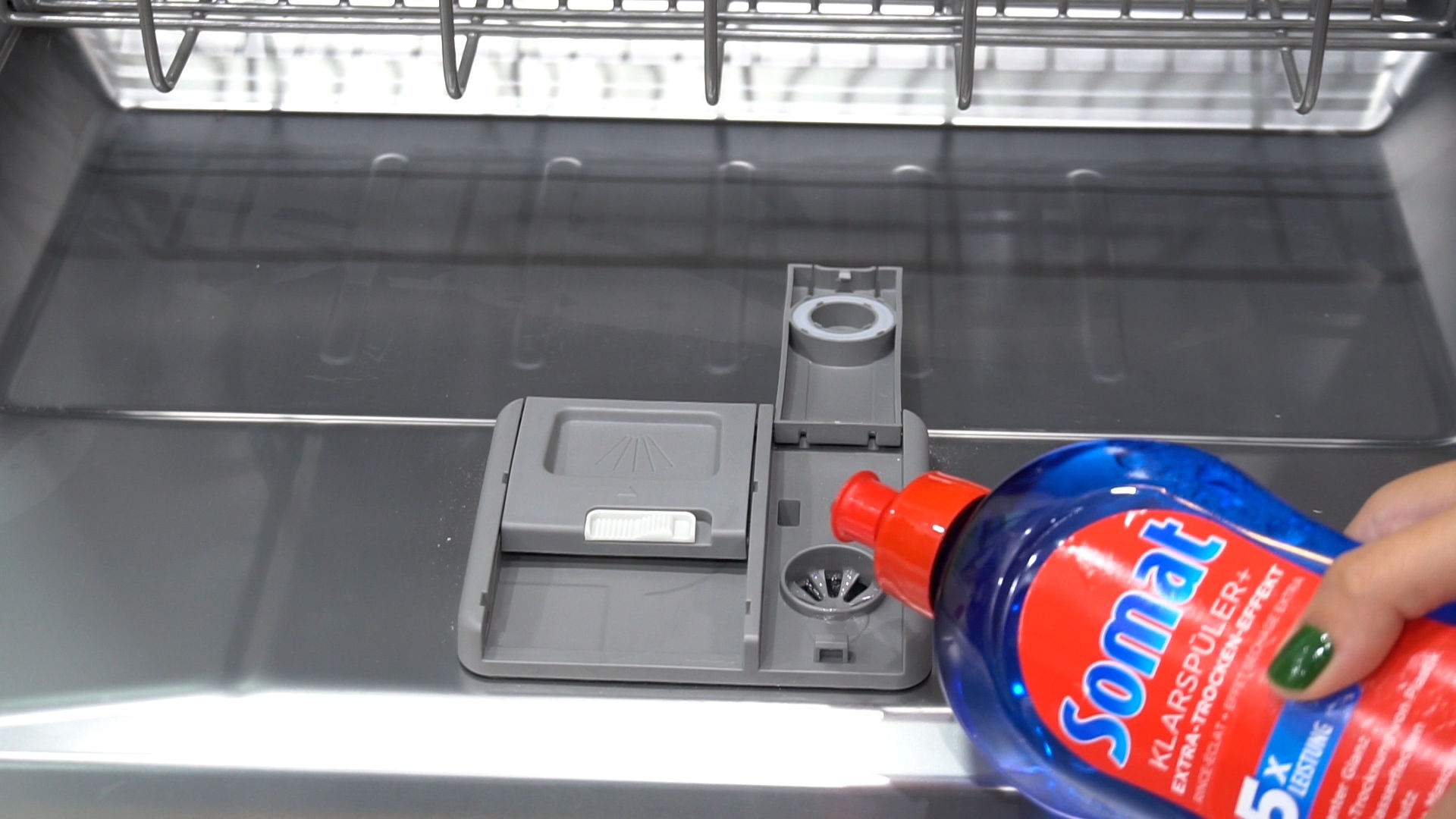 Có cần sử dụng nước bóng cho máy rửa bát không