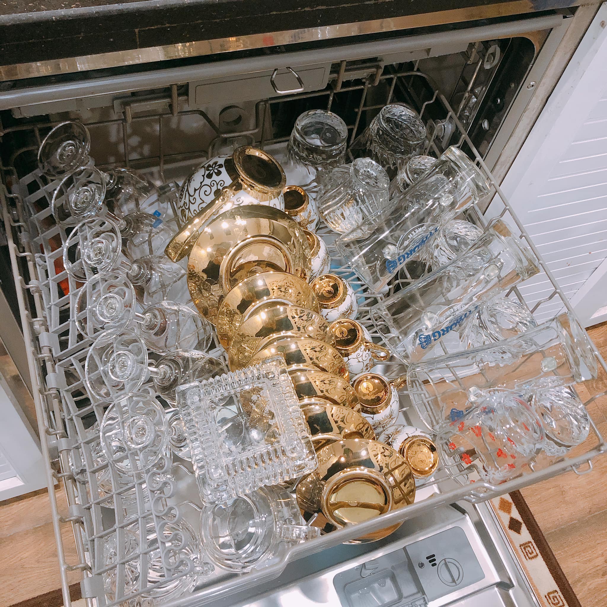 Có cần sử dụng nước bóng cho máy rửa bát không