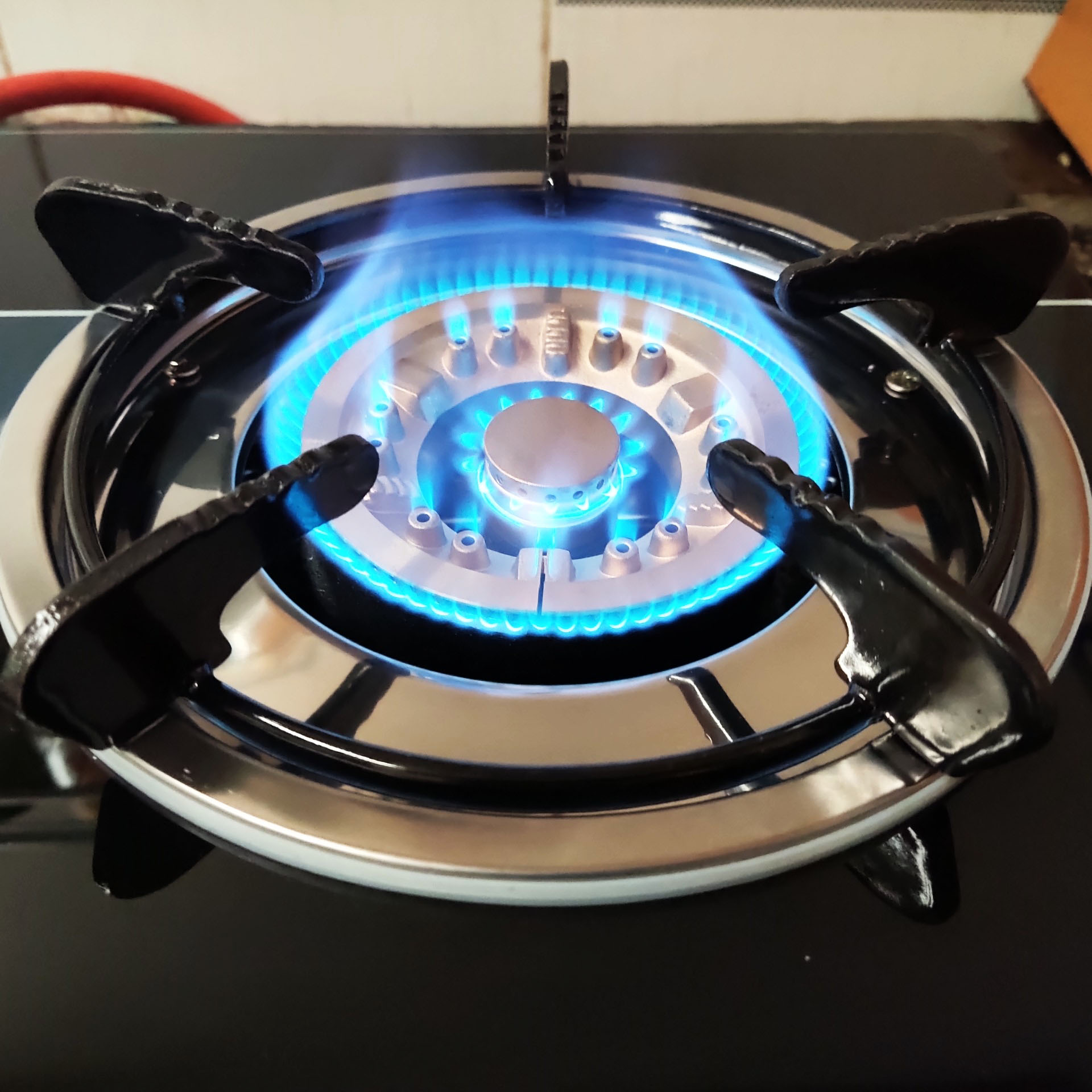 Bếp gas âm có tốn gas hơn bếp gas dương hay không