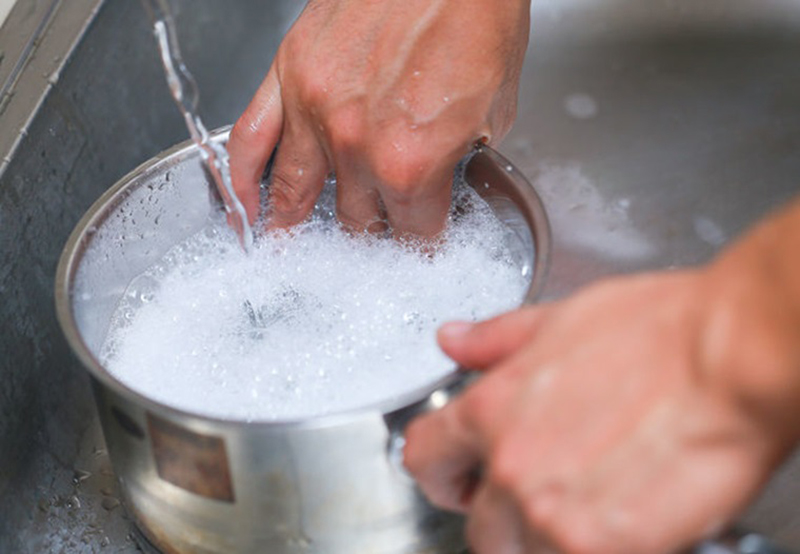 Cách rửa dụng cụ nấu ăn