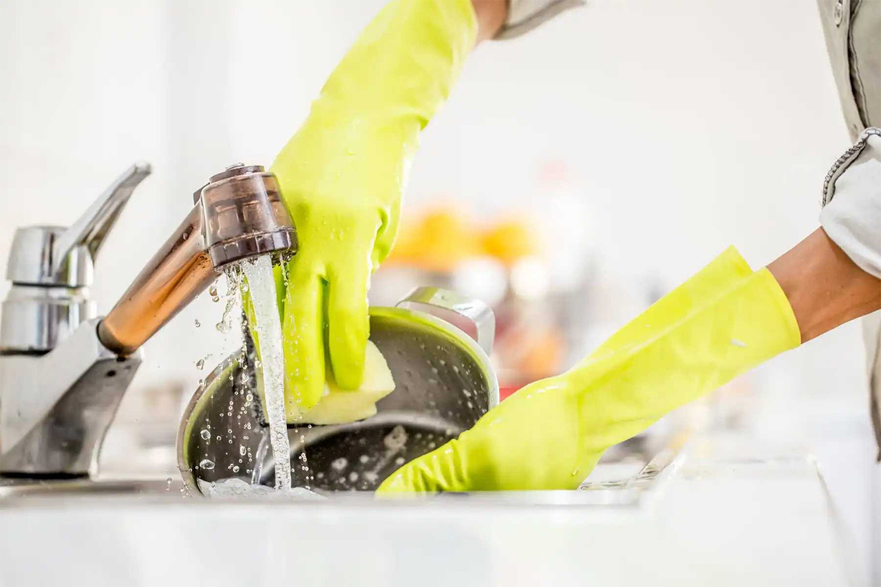 Cách rửa dụng cụ nấu ăn