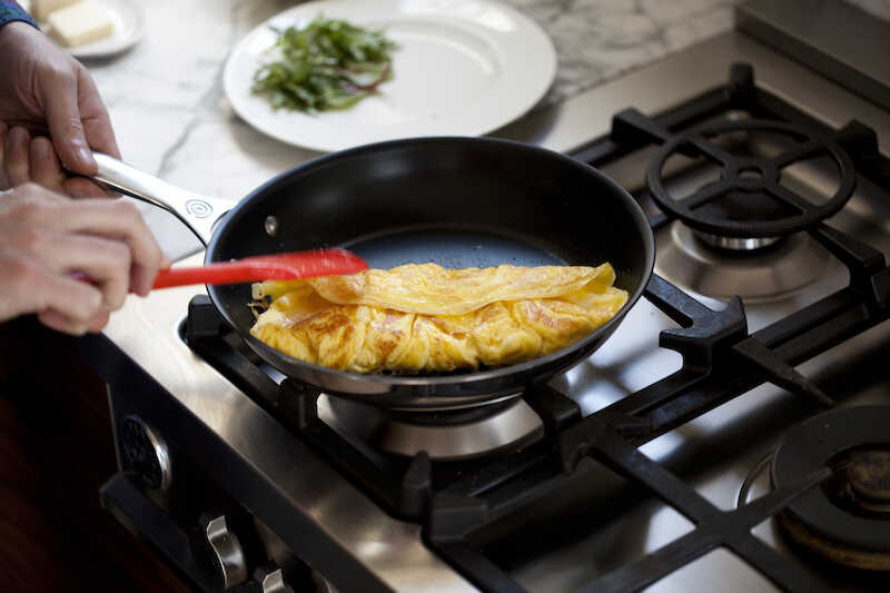 Chảo chống dính phủ teflon có an toàn không