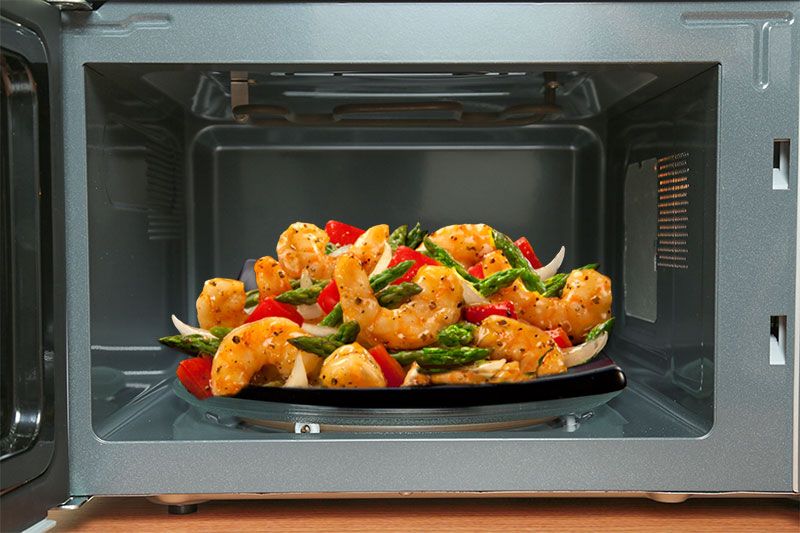 Lò vi sóng âm tủ là gì Lò vi sóng âm tủ có tốt hơn lò vi sóng để bàn hay không