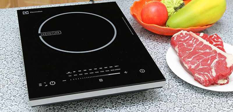 Nên dùng nồi lẩu điện hay bếp từ để nấu lẩu