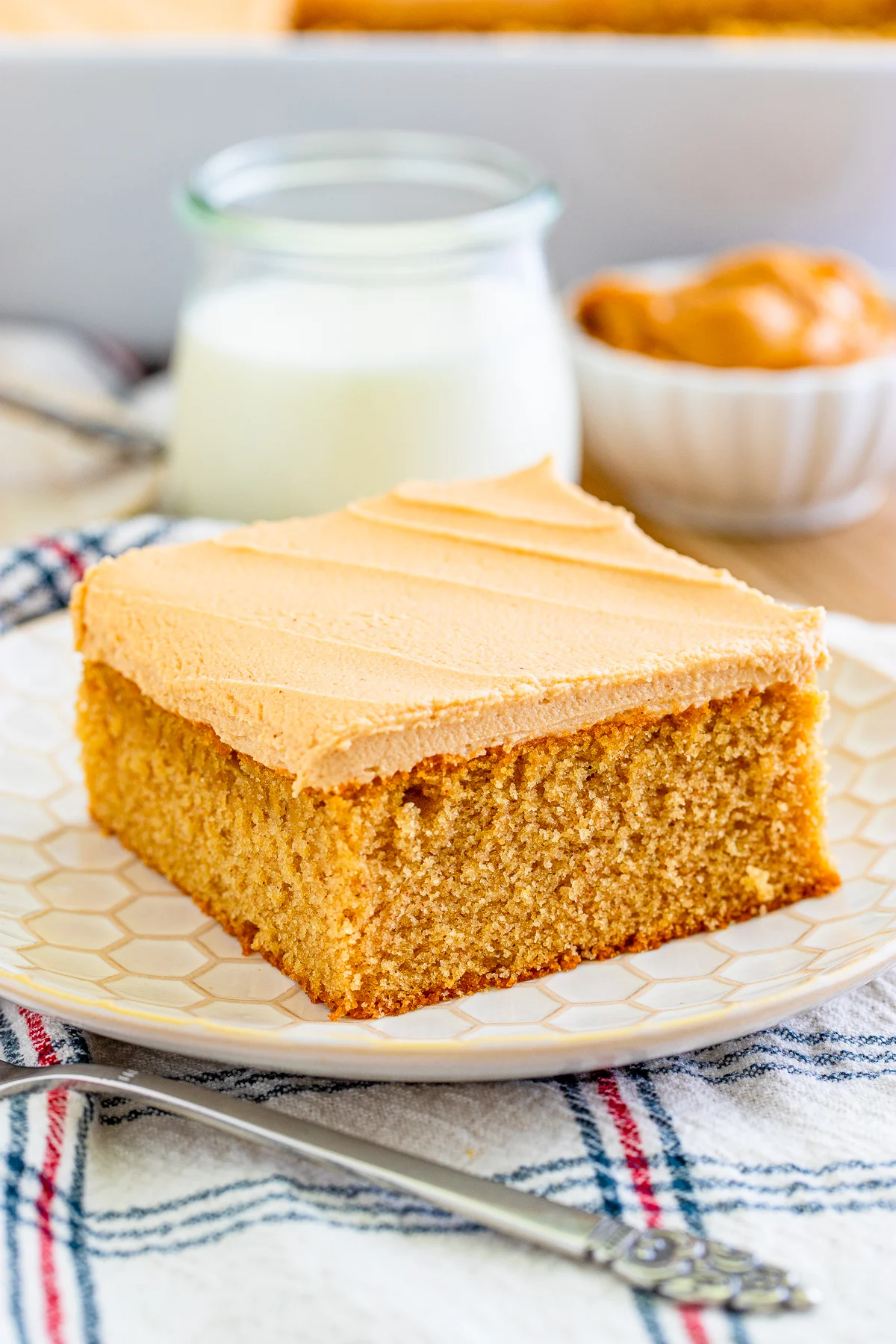 cách làm bánh bông lan bơ đậu phộng Reese's Poke Cake