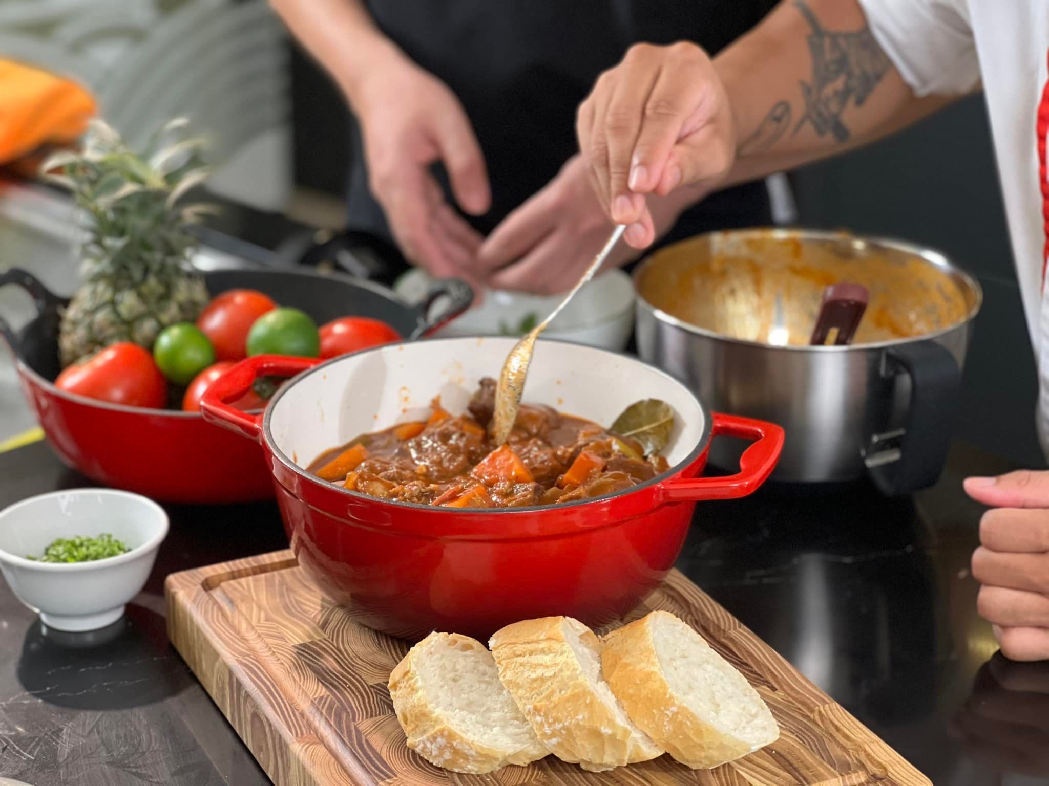 Sự khác biệt giữa nồi gang thô và nồi gang tráng men