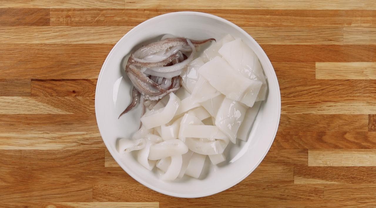 cách sơ chế mực sạch trước khi nấu ăn