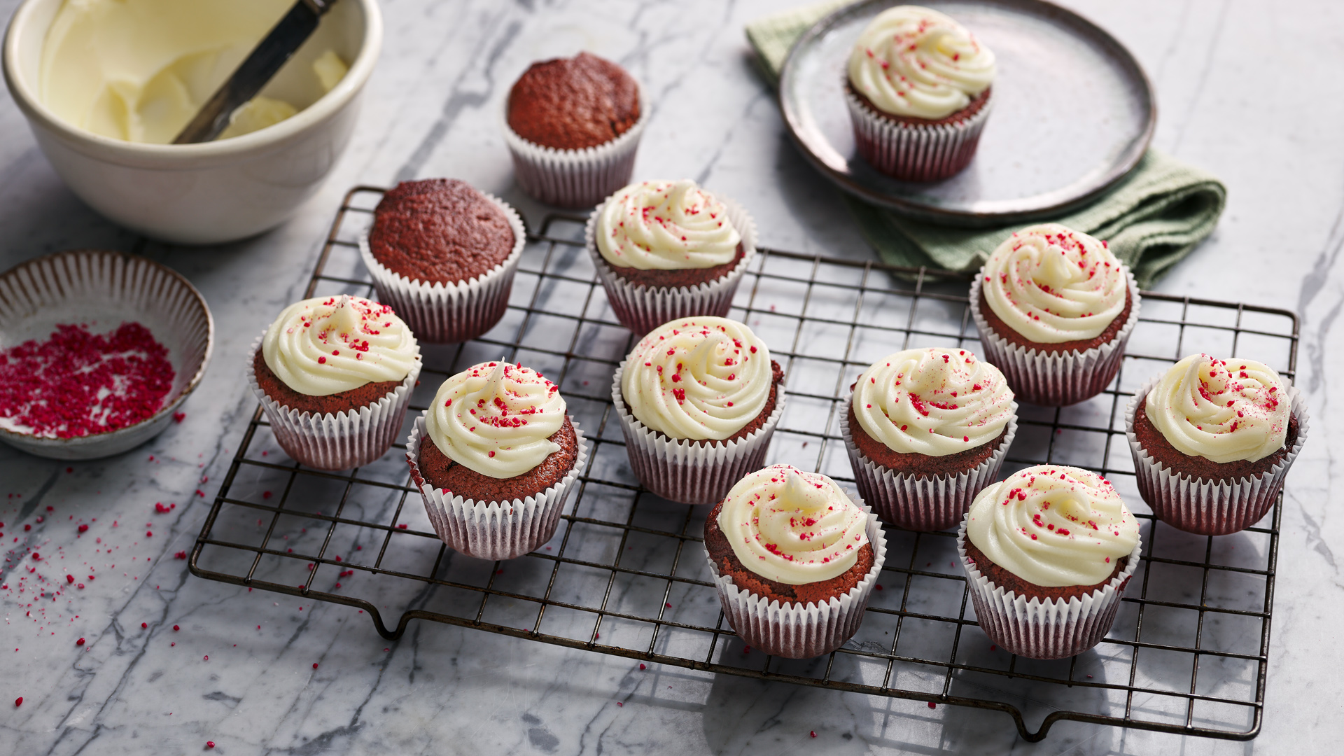 làm bánh Red Velvet Cupcake với nồi chiên không dầu