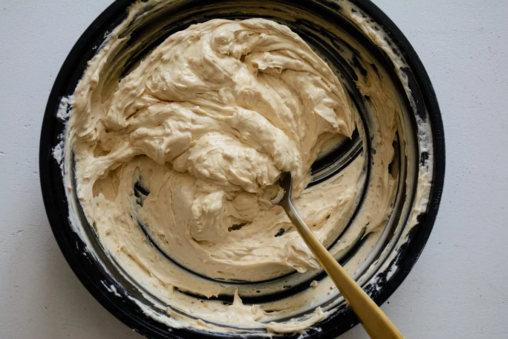 cách làm bánh bông lan bơ đậu phộng Reese's Poke Cake