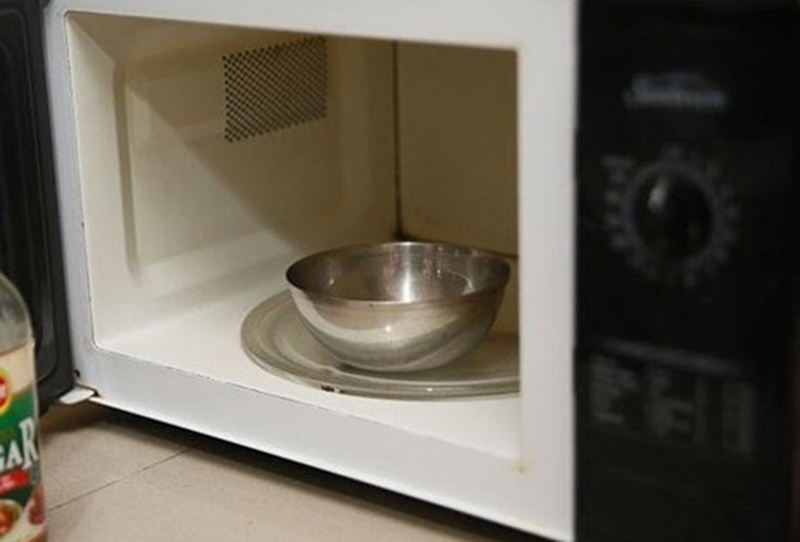 Sự cố nổ lò vi sóng và lưu ý khi sử dụng