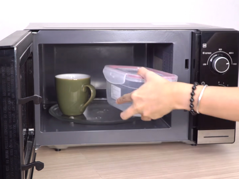 Tại sao lò vi sóng bị đánh lửa trong lò