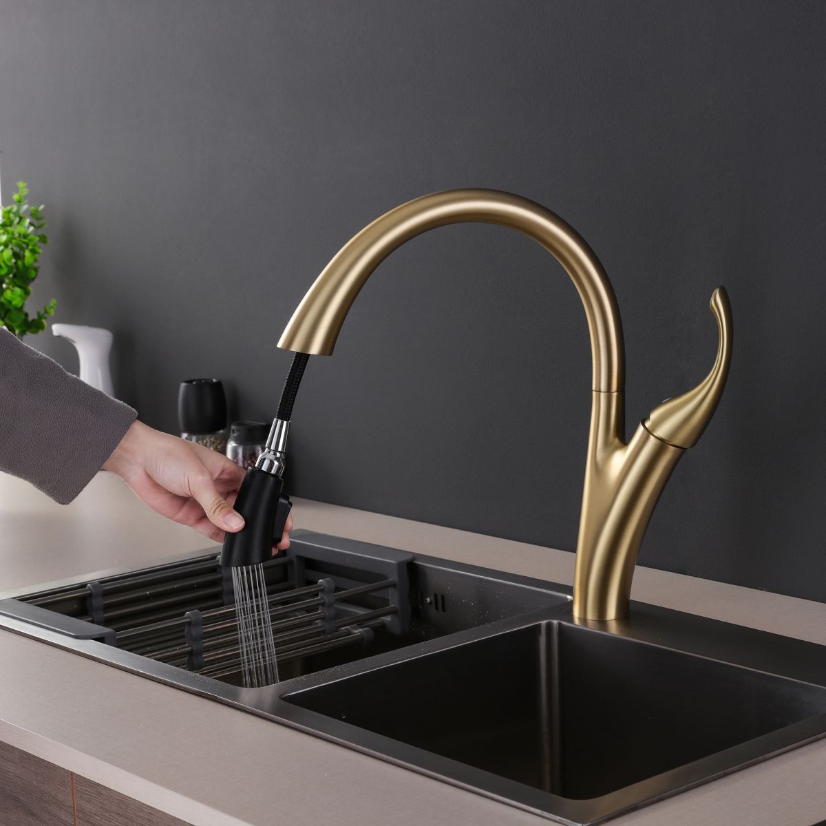 Tính năng của vòi rửa bát dây rút