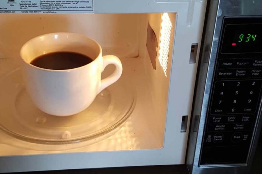 Tuyệt chiêu khử mùi khét trong lò vi sóng