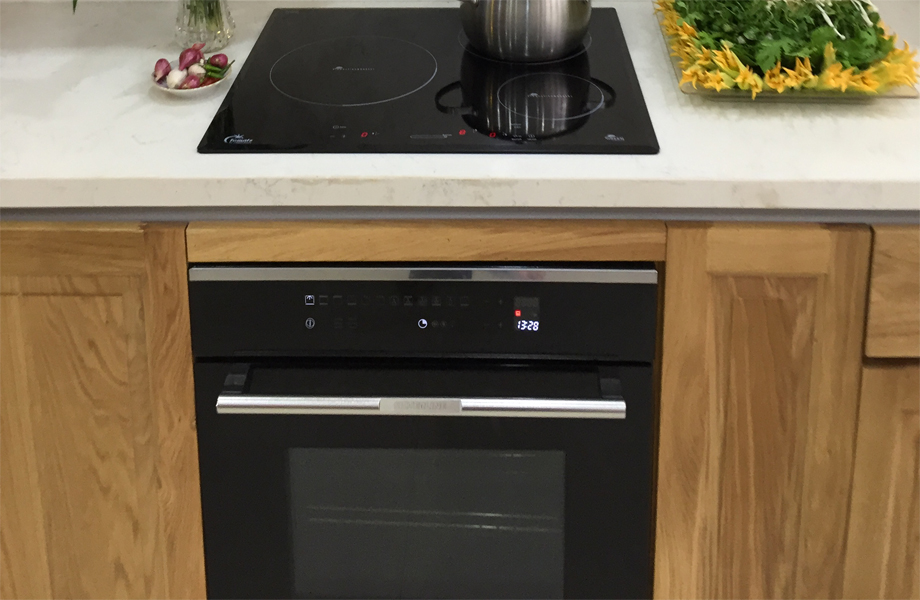 Có nên đặt lò nướng dưới bếp từ hay không