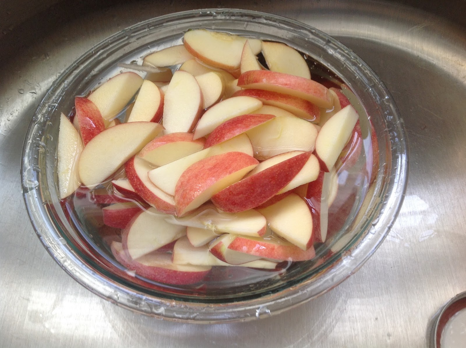 mẹo giúp táo không bị thâm sau khi gọt