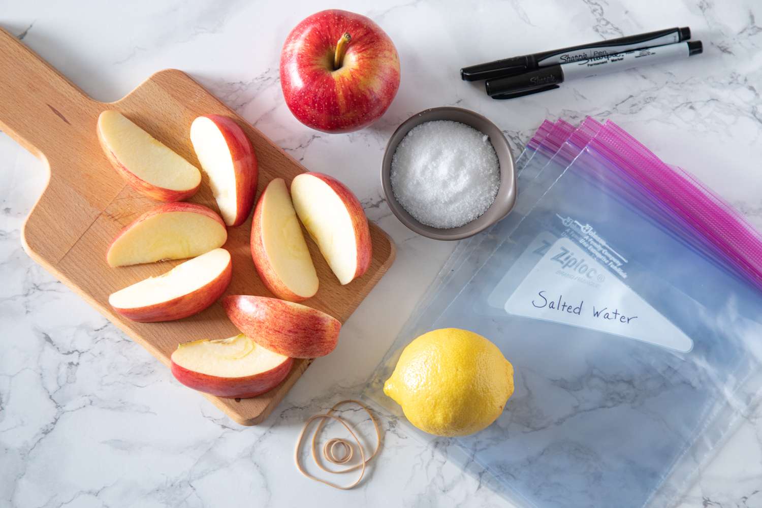 mẹo giúp táo không bị thâm sau khi gọt