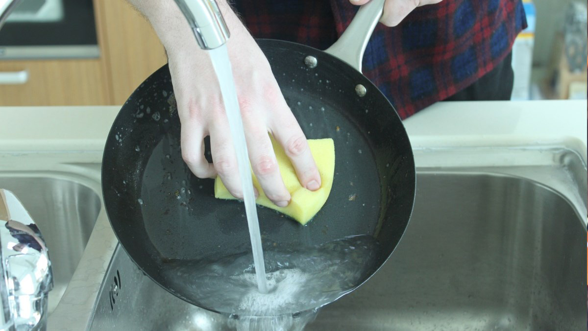 Nguy cơ gây hại sức khỏe do sử dụng chảo chống dính sai cách