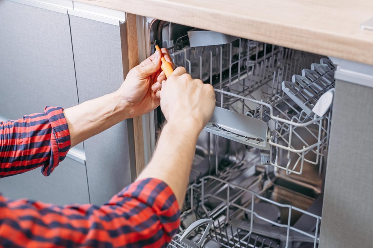 Tại sao cần nối dây tiếp đất cho máy rửa bát