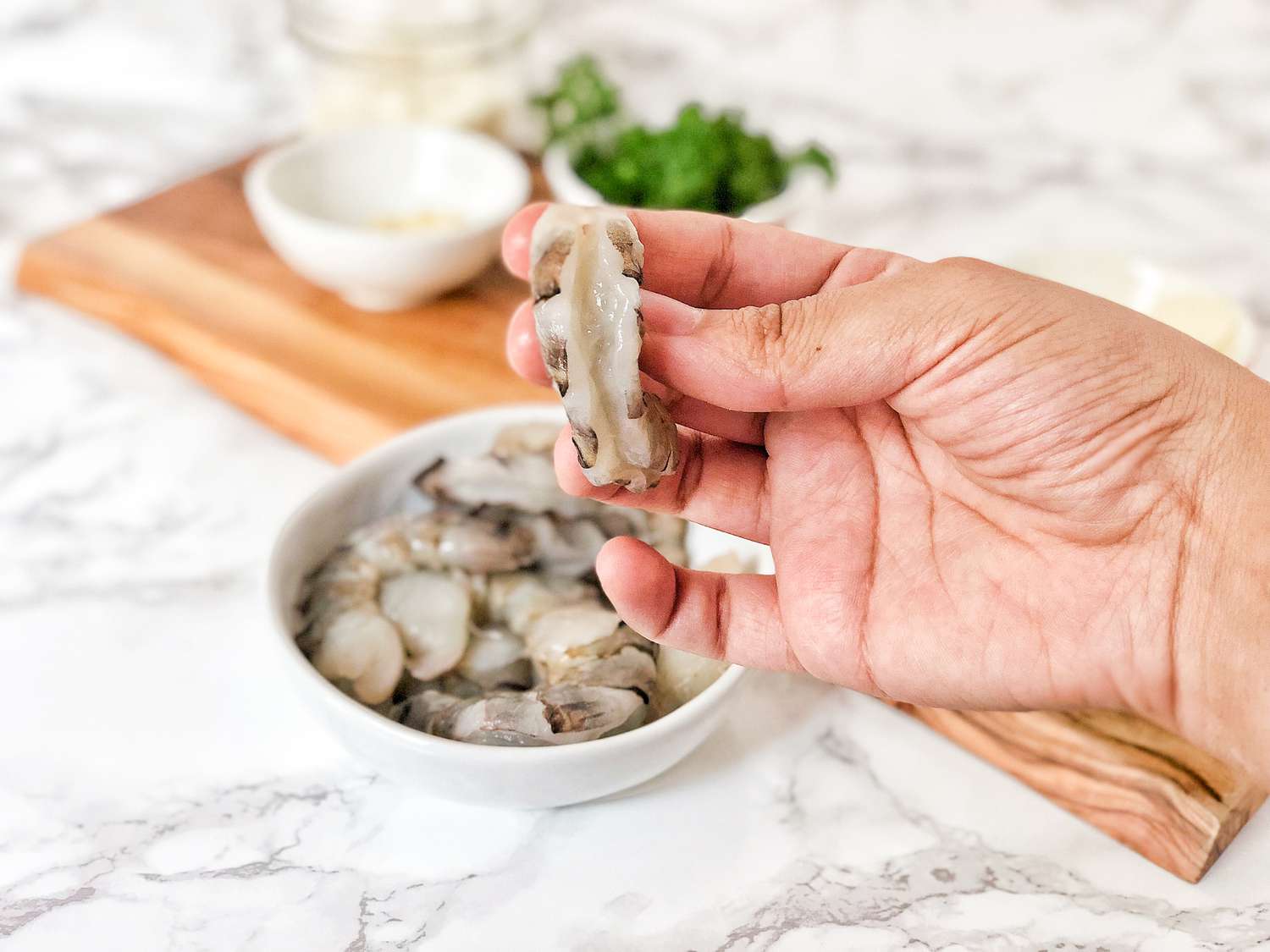 Mẹo sơ chế để có món tôm giòn mọng