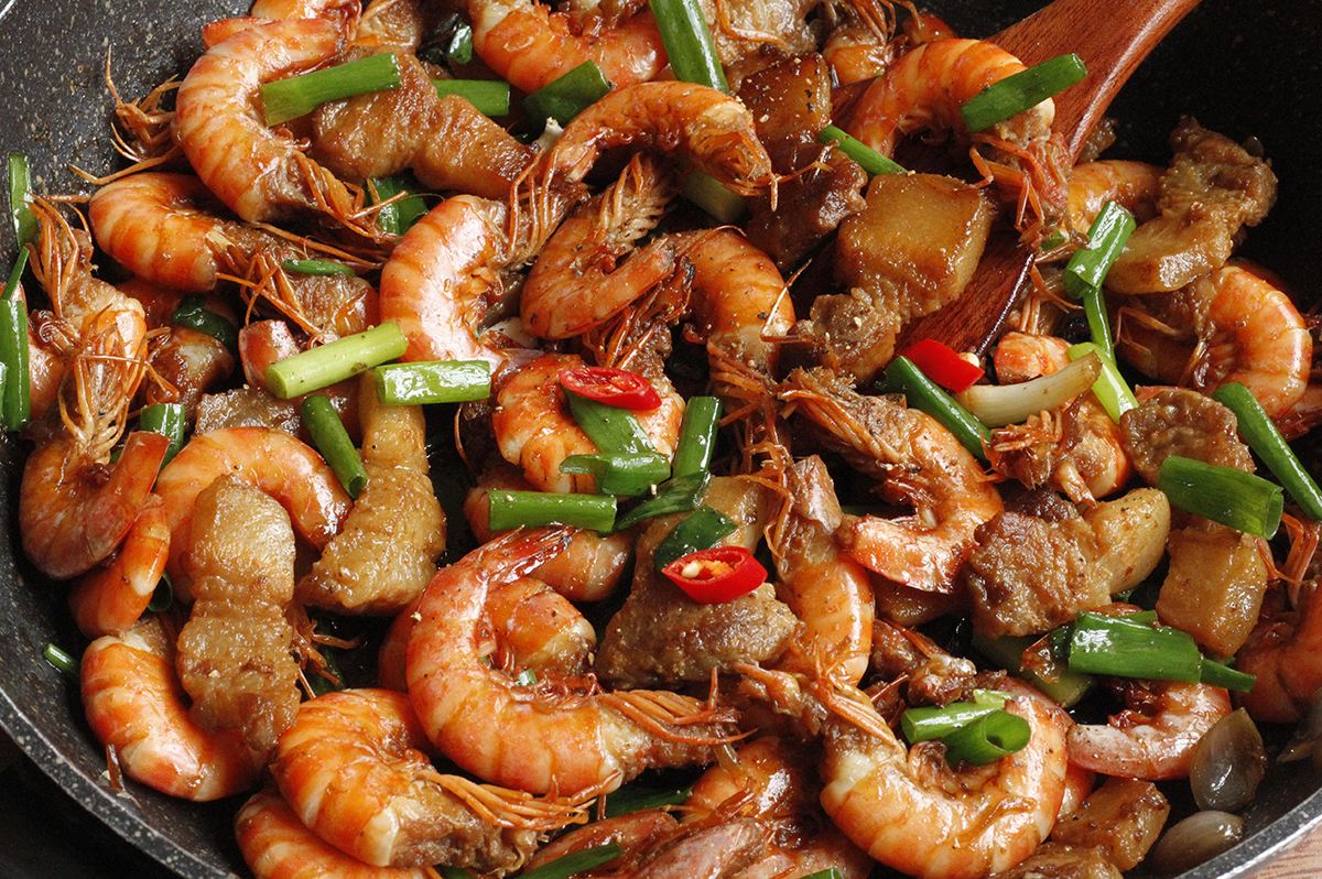 làm món tôm rang thịt ba chỉ