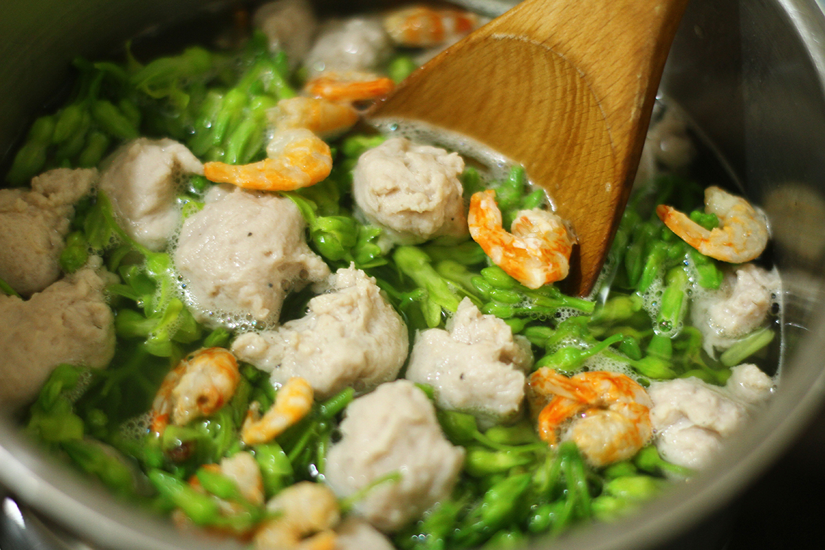 cách nấu canh hoa thiên lí với tôm thịt