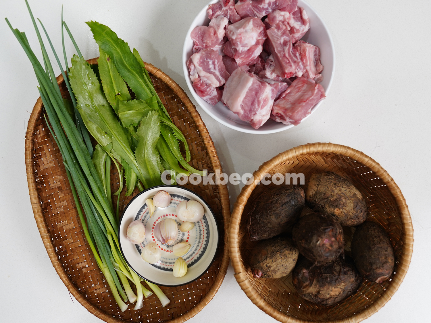 cách nấu canh khoai sọ với xương sườn heo