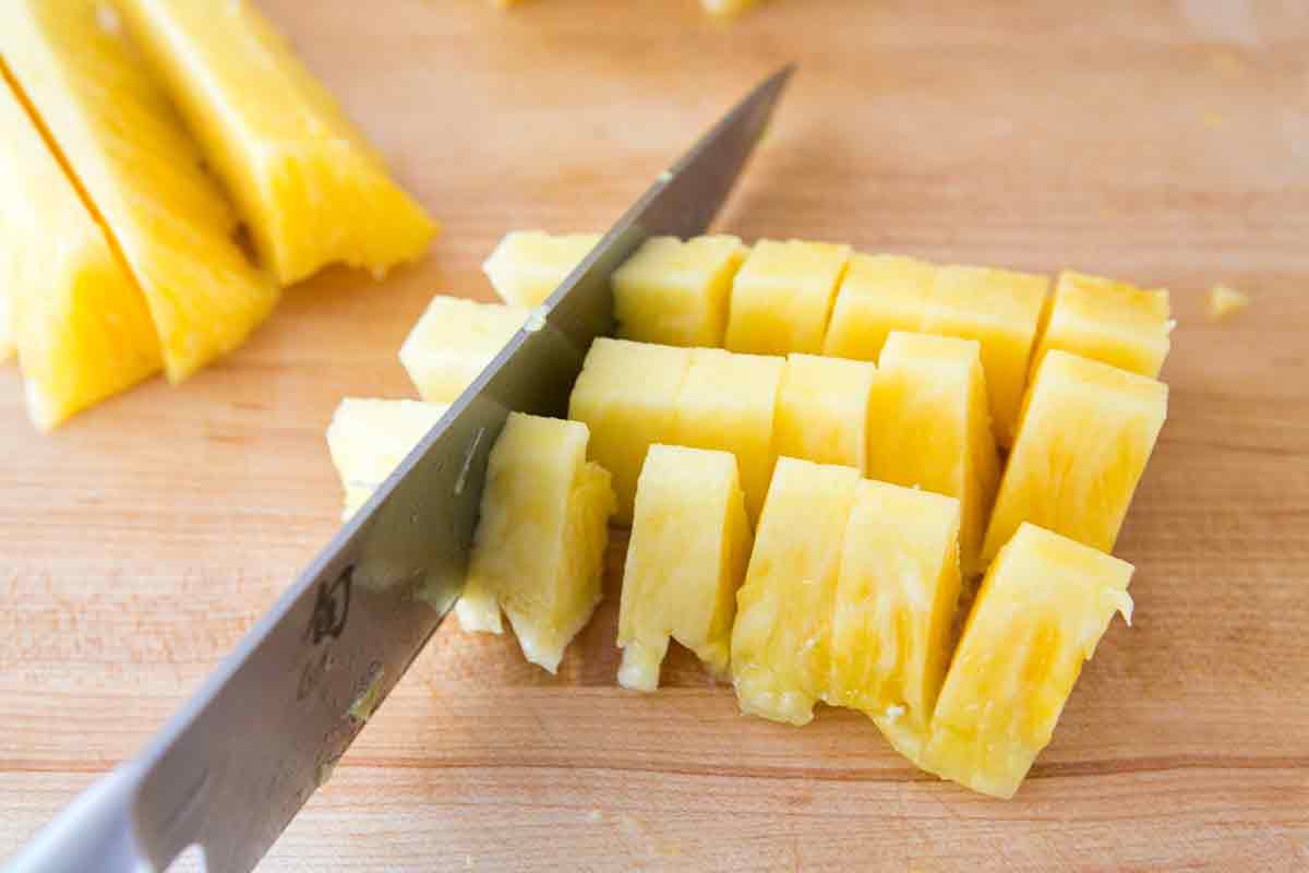 những mẹo bổ dứa dễ dàng và không mất nhiều thời gian